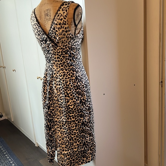 Striking leopard print sexy dress size medium. Bebe 🖤🤎 - Picture 3 of 6